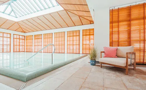 Elegantes Pool-Interieur im QIARA Spa, 12.18. Hotel Stadt Hamburg, Sylt – 15% Rabatt auf Behandlungen