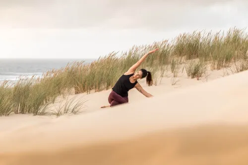 Frau macht Yoga auf Sand bei Sonnenuntergang, 12.18. Hotel Stadt Hamburg, Westerland / Sylt, Deutschland