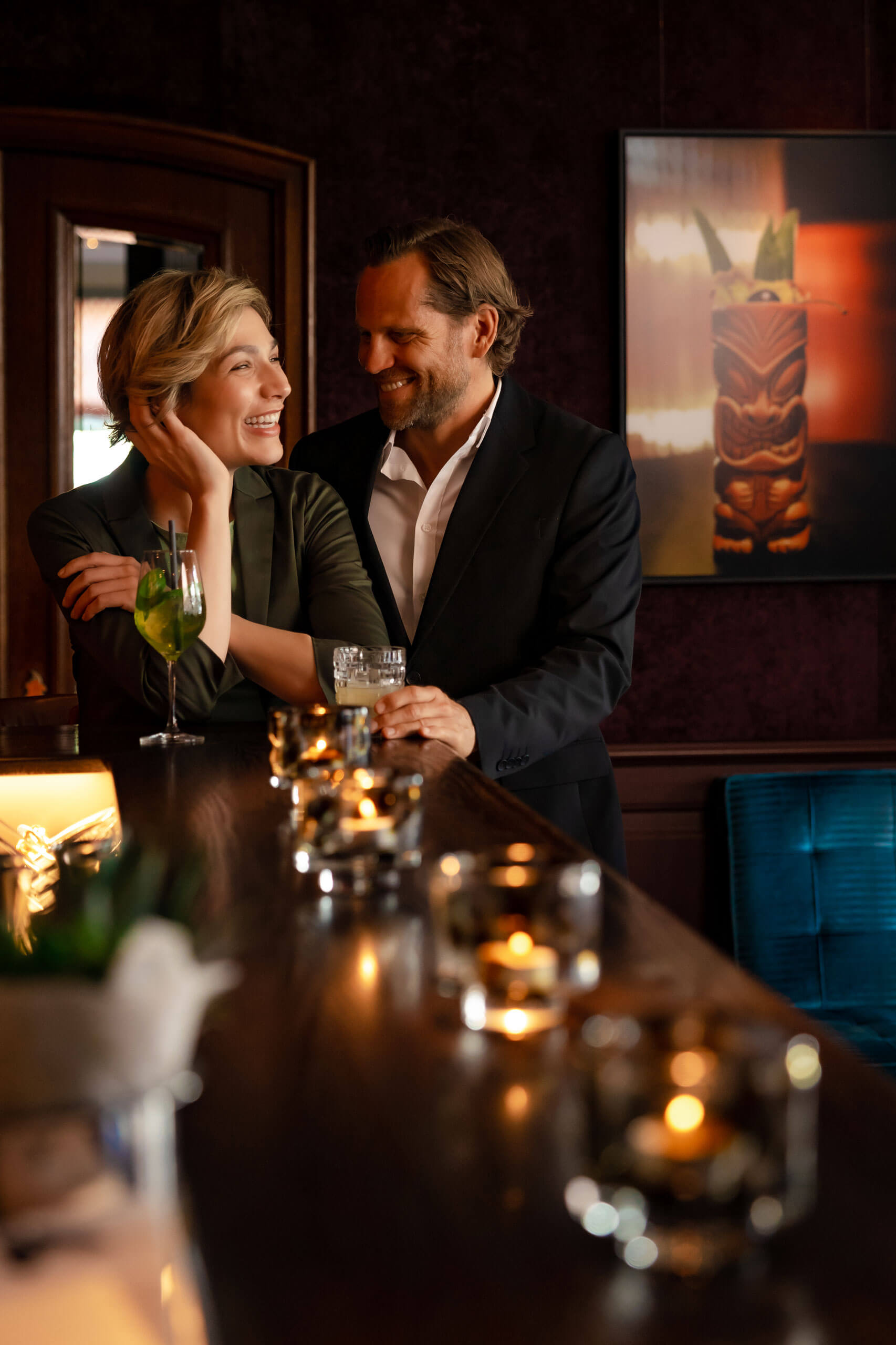 Ein Mann und eine Frau lächeln sich in Hardys Bar an, einer stilvollen Bar in Westerland mit einer 