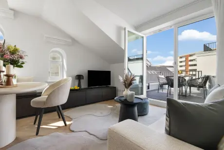 Moderne Apartment im Hotel Stadt Hamburg mit Balkon und gemütlicher Einrichtung.