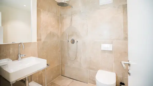 Moderne Badezimmerausstattung in der Hotel Stadt Hamburg.