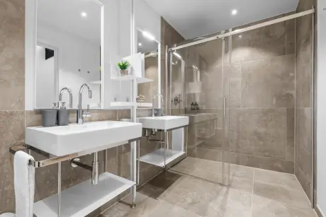 Modernes Badezimmer mit Doppelwaschbecken und Duschbereich im Hotel Stadt Hamburg.