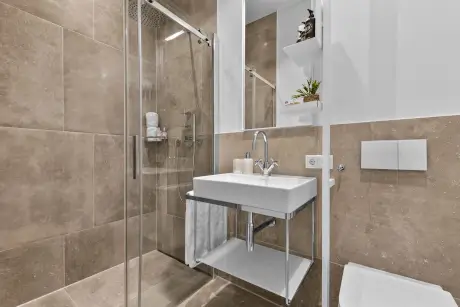 Moderne Badezimmer mit Dusche, Waschbecken und stilvoller Deko.
