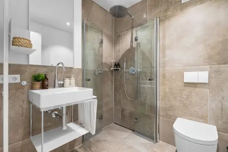 Modernes Badezimmer mit Dusche und Waschbecken im Hotel Stadt Hamburg.