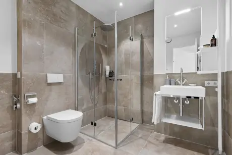 Modernes Badezimmer mit Dusche, Waschbecken und Toilette im 12.18. Hotel Stadt Hamburg GmbH.