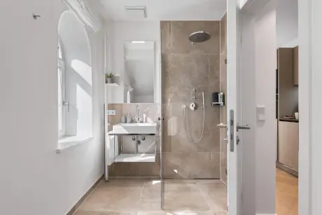 Moderne Badezimmerausstattung mit Dusche und Waschbecken im Hotel Stadt Hamburg.