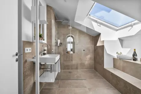 Modernes Badezimmer mit Dusche und Weinflasche im 12.18. Hotel Stadt Hamburg GmbH.