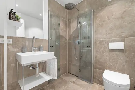Modernes Badezimmer mit Dusche, Waschbecken und stilvollen Ausstattungen im Hotel Stadt Hamburg.