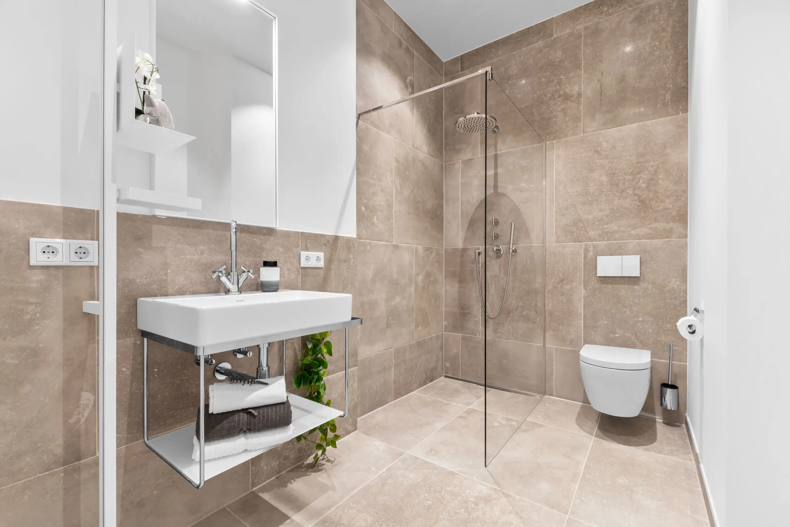 Modernes Badezimmer im Hotel Stadt Hamburg mit eleganten Armaturen.