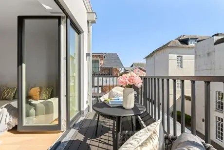 Schöner Balkon mit Blumen und Aussicht, im 12.18 Hotel Stadt Hamburg in Westerland, Sylt.