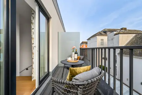 Gemütlicher Balkon des Hotels Stadt Hamburg mit Wein und Ausblick auf die Altstadt von Westerland.