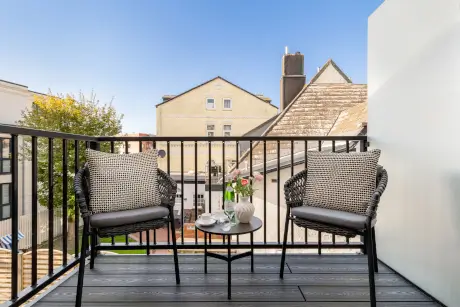Gemütlicher Balkon mit Stühlen und Tisch in Westerland, Sylt.