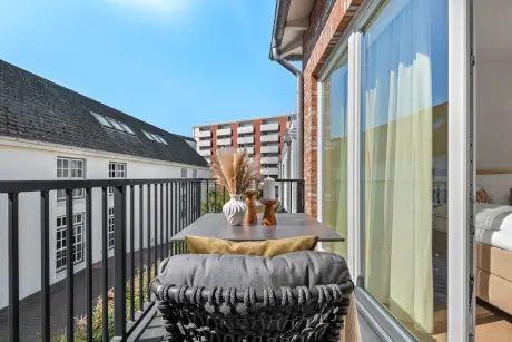 Balkon mit Tisch und Stuhl im Hotel Stadt Hamburg in Westerland/Sylt.