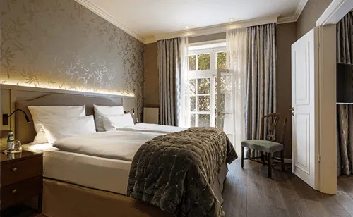 Gemütliches Einzelzimmer im Hotel Stadt Hamburg mit brauner Decke und Fensterblick ab 150€/Nacht