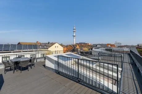 Ausblick von der Dachterrasse des Hotels Stadt Hamburg mit klarem Himmel und Blick auf die Stadt Westerland.