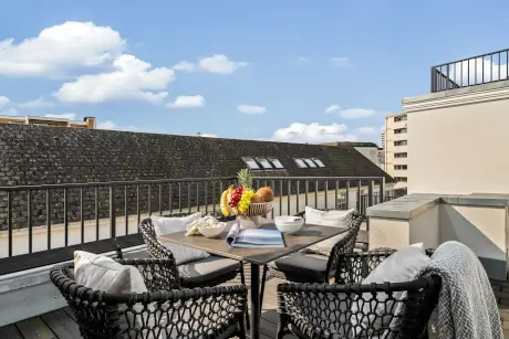Stilvolle Dachterrasse im 12.18. Hotel Stadt Hamburg GmbH, perfekt zum Entspannen mit malerischer Aussicht.