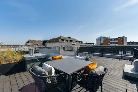 Dachterrasse des 12.18 Hotels Stadt Hamburg mit Blick über Westerland und entspannenden Möbeln.