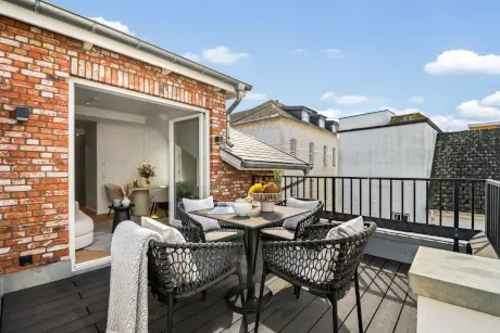 Dachterrasse des Hotel Stadt Hamburg mit Tisch und Stühlen für entspannte Zeiten.