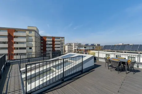 Dachterrasse mit Sitzbereichen und Blick auf umliegende Gebäude in Westerland, Sylt.