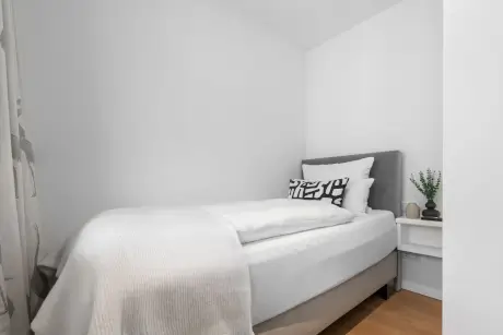 Komfortables Einzelzimmer im Hotel Stadt Hamburg mit Bett, Kissen und stilvoller Dekoration.
