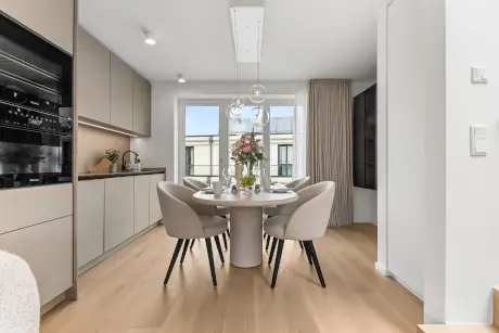 Moderne Essbereich im Hotel Stadt Hamburg mit stilvollen Möbeln und Blumendekor.