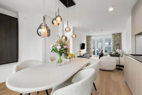 Moderne Essgruppe mit Tisch, Stühlen und eleganter Beleuchtung im Hotel Stadt Hamburg.