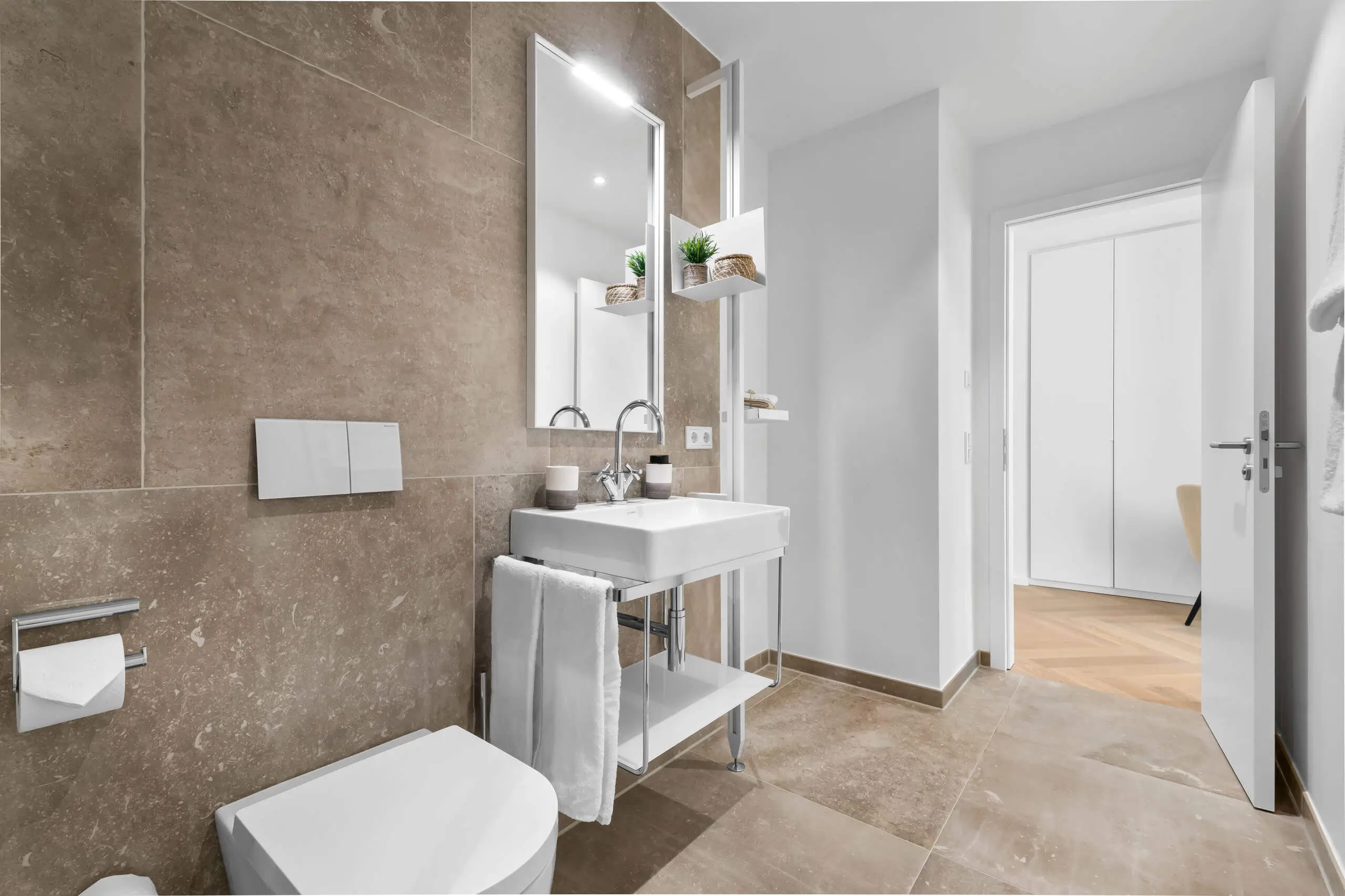 Stilvolles Hotelbadezimmer mit modernem Waschbecken, Spiegel und Handtuchhalter im 12.18. Hotel Stadt Hamburg GmbH.
