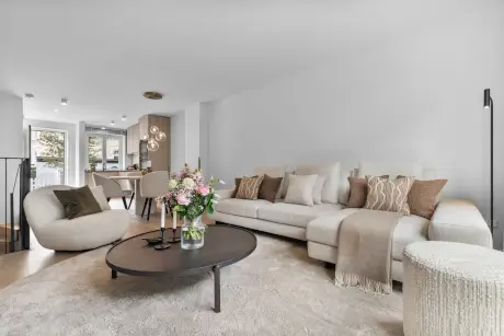 Gemütlicher Wohnbereich im Hotel Stadt Hamburg mit stilvollem Sofa, Couchtisch und Blumenarrangements.