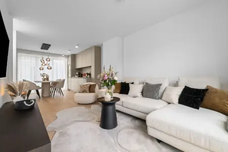 Moderner Hotel-Suiten-Interieur mit einem luxuriösen Sofa und stilvollem Essbereich.