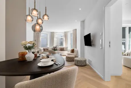 Stylishes Interieur einer modernen Hotelunterkunft in Westerland auf Sylt mit eleganten Möbeln.