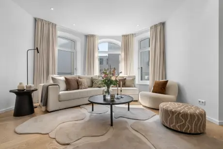 Stilvolle Hotellounge mit modernem Mobiliar und dekorativen Blumen.