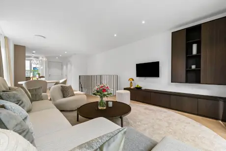 Moderne Hotelzimmer mit stilvollen Möbeln im Hotel Stadt Hamburg in Westerland.