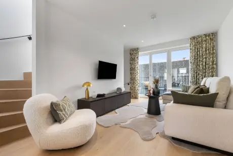 Moderne Hotel-Suite mit stilvollem Mobiliar und gemütlicher Atmosphäre.