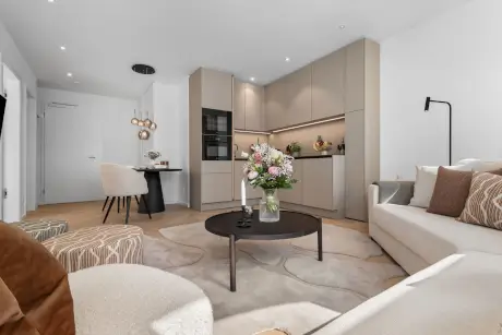 Elegantes Zimmer im 12.18. Hotel Stadt Hamburg mit moderner Einrichtung und blühender Dekoration.