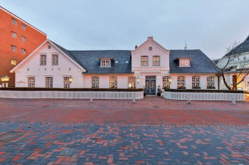 Hotel Stadt Hamburg in Westerland, eine charmante Hotelarchitektur an der Strandstraße.