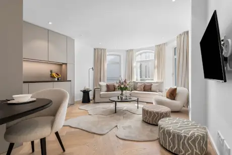 Heller, eleganter Wohnbereich im Hotel Stadt Hamburg mit stilvollem Sofa und Tisch.