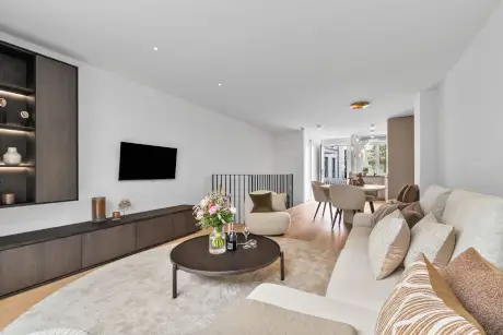 Moderne Hotellivingraum mit Sofa, Kaffeetisch und TV.