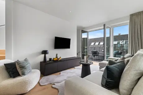 Modernes Wohnzimmer im Hotel Stadt Hamburg mit Blick auf die Terrasse.