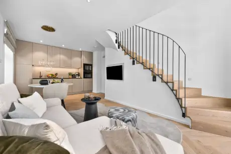Moderne Hotelzimmeransicht mit eleganter Küche und stilvollem Wohnzimmer.