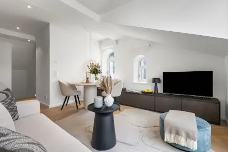 Elegante Hotelzimmer-Details mit Sofa, Tisch und Fernseher im Hotel Stadt Hamburg.
