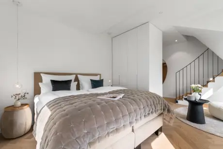 Stylisches Hotelzimmer mit gemütlichem Bett und moderner Dekoration im 12.18. Hotel Stadt Hamburg in Westerland, Sylt.