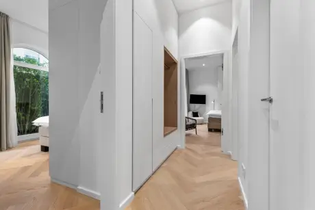 Moderne Hotellobby mit stilvollem Design und TV-Anlage in den Zimmern.