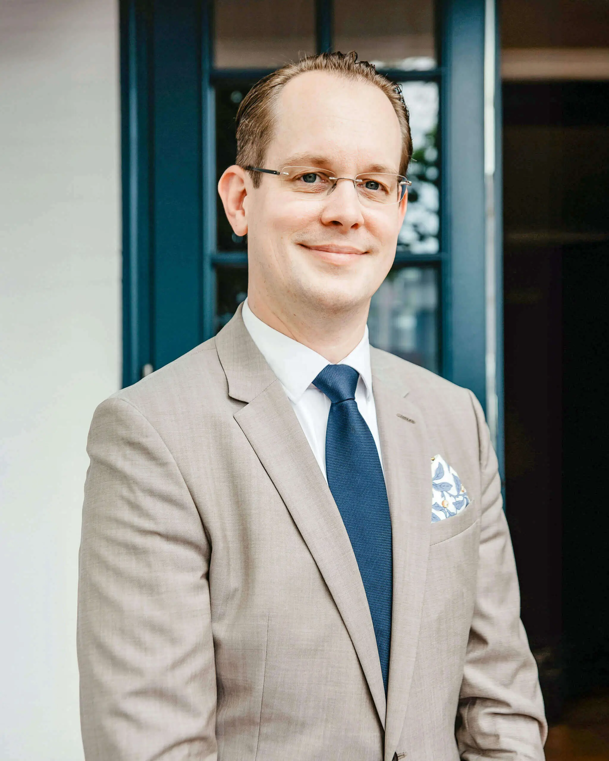 Professionelles Portrait eines Hotelmanagers vor Hotel Stadt Hamburg.