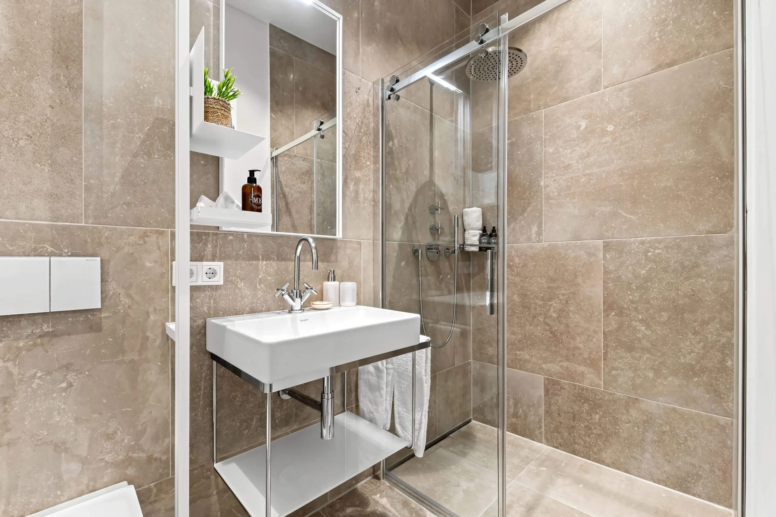 Modernes Bad mit Dusche, Waschbecken und stilvollem Zubehör im Hotel Stadt Hamburg.