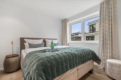 Komfortables Hotelzimmer mit bequemen Bett und Blick nach draußen.