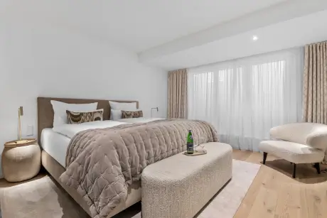Modernes Hotelzimmer mit gemütlichem Bett und stilvollem Dekor in Westerland, Sylt.
