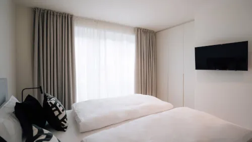 Modernes Hotelzimmer im 12.18. Hotel Stadt Hamburg mit zwei Einzelbetten und natürlichem Licht.