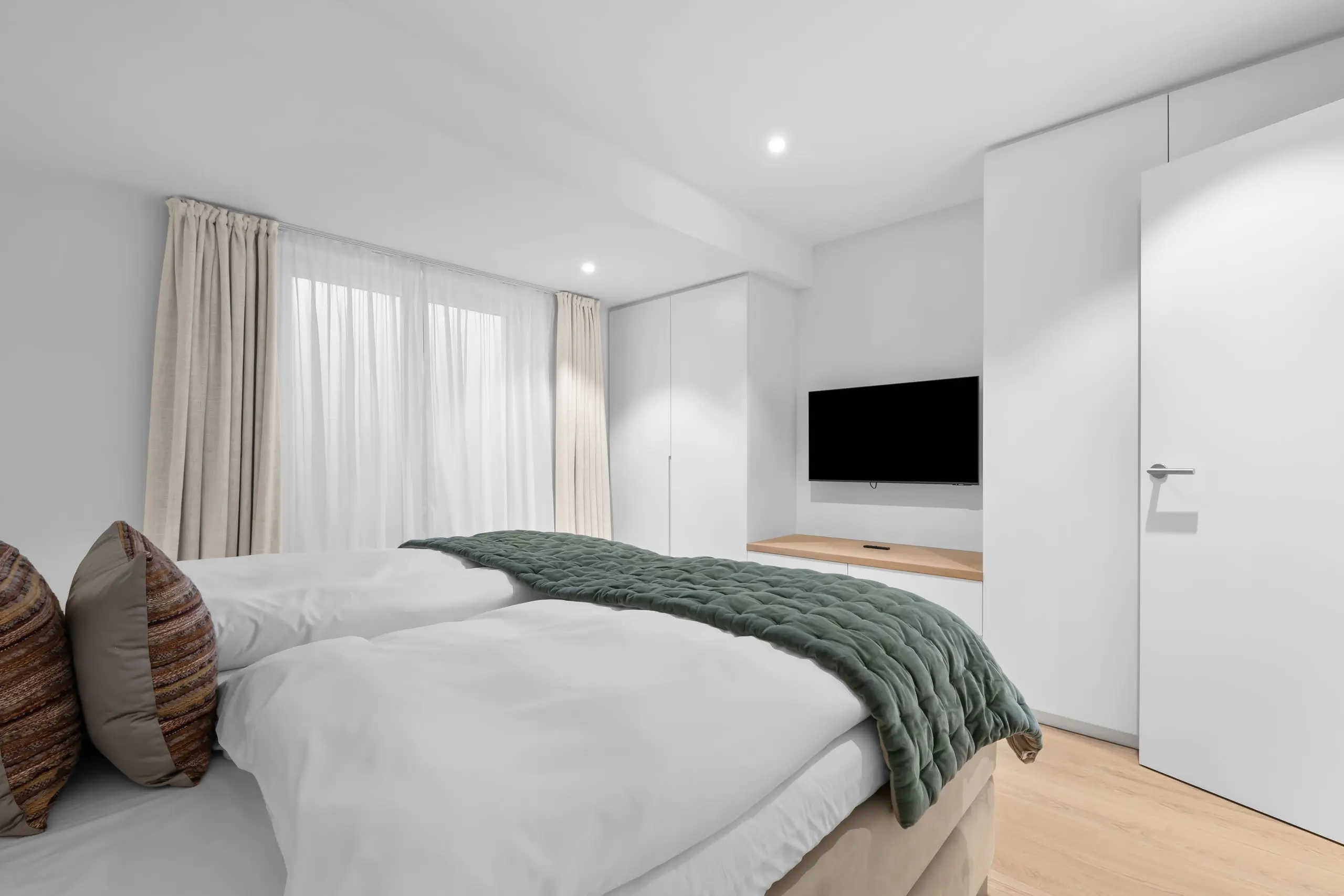 Modernes Hotelzimmer mit Doppelbett und Fernseher in der Hotel Stadt Hamburg.