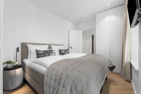 Elegantes Hotelzimmer mit modernem Doppelbett und stilvollem Design.