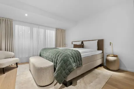 Elegantes Hotelzimmer mit modernem Doppelbett und komfortablem Design im Hotel Stadt Hamburg.